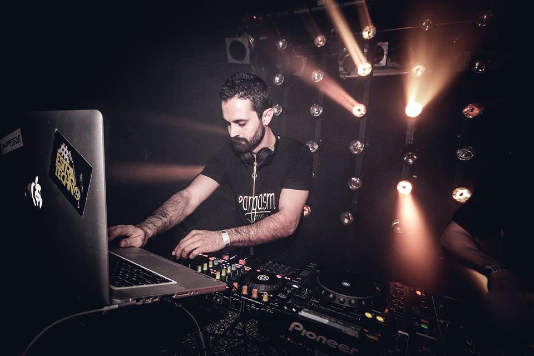 DJ Chimi Hendrixx durant una sessió