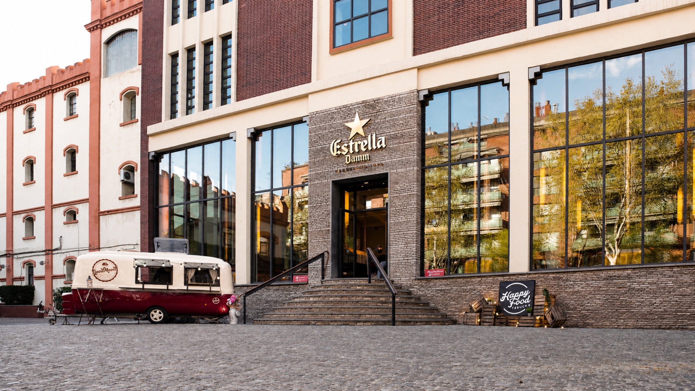 Food truck complet davant l’antiga fàbrica Estrella Damm