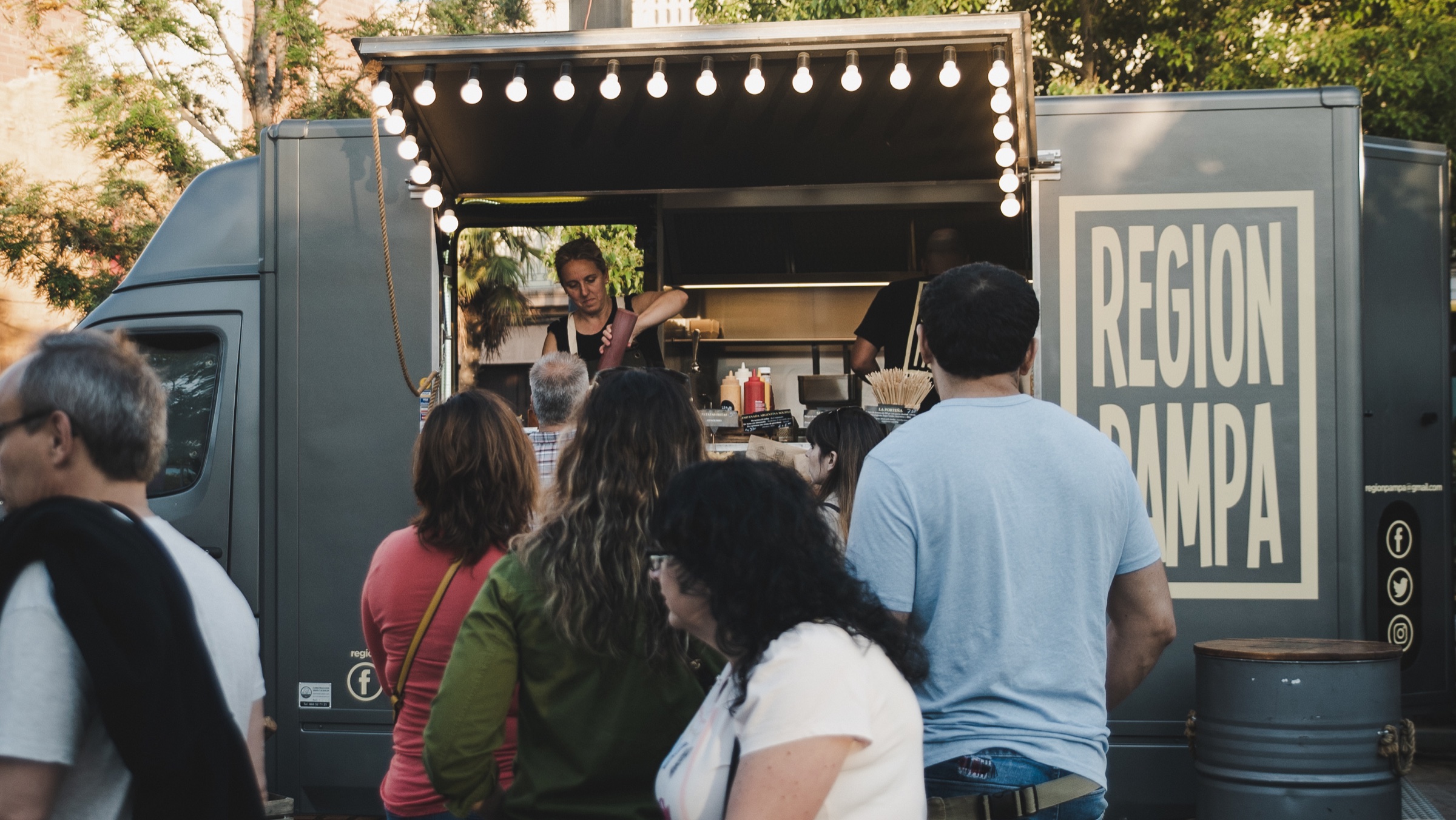 Food truck complet atenent el públic durant un esdeveniment