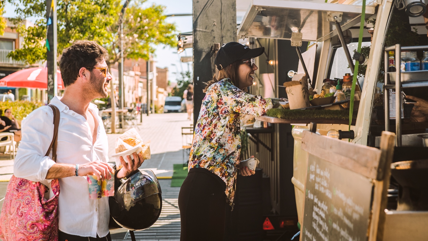 Operador atenent el públic des d’un food truck