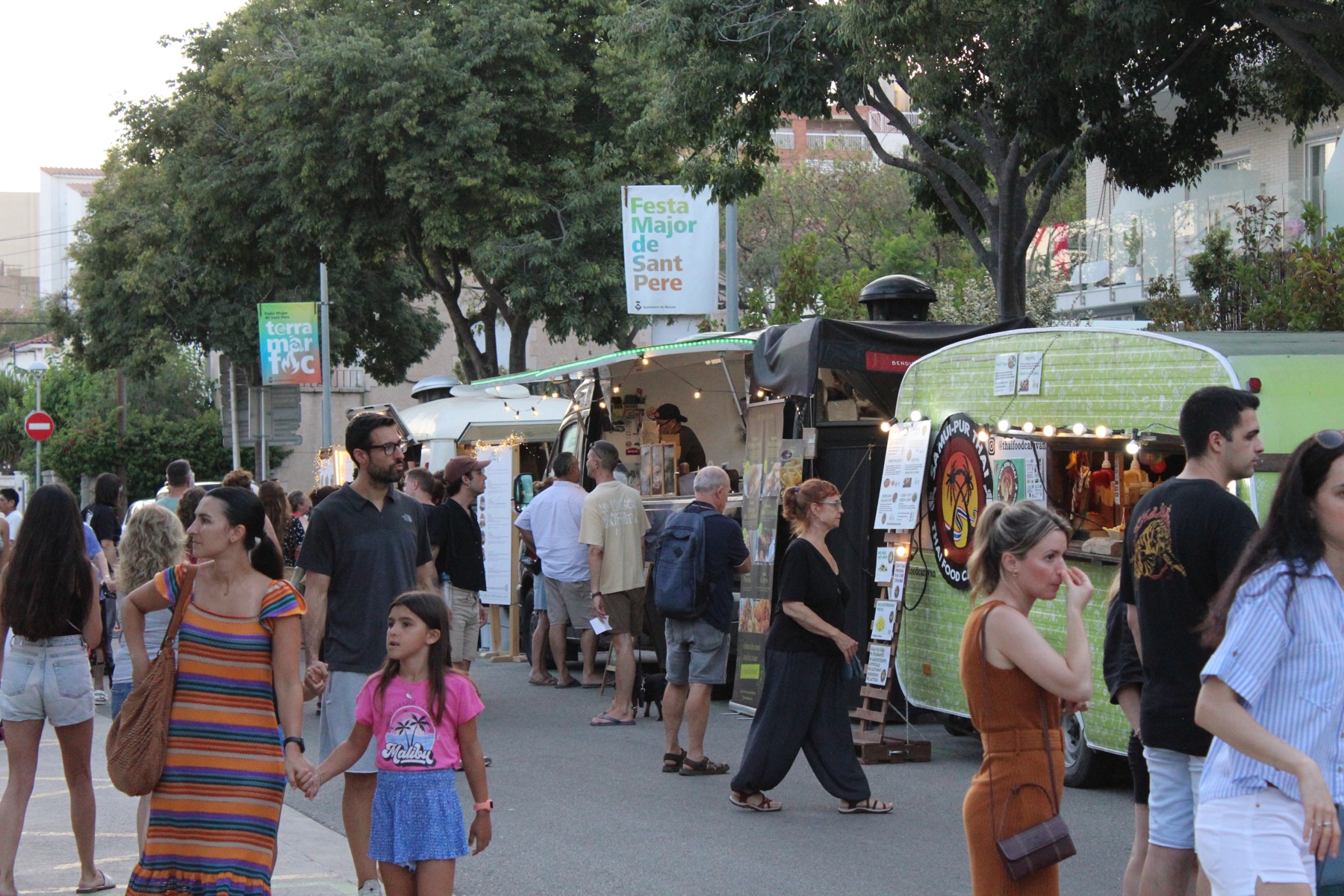 Zona de food trucks en una plaça durant el dia