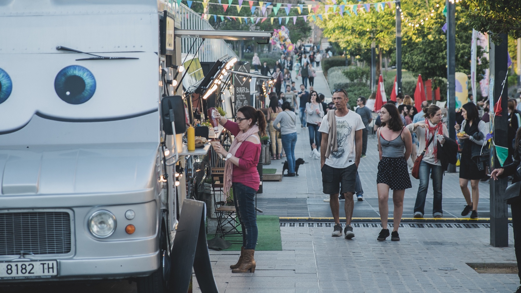 Circuit de food trucks en un carrer amb públic