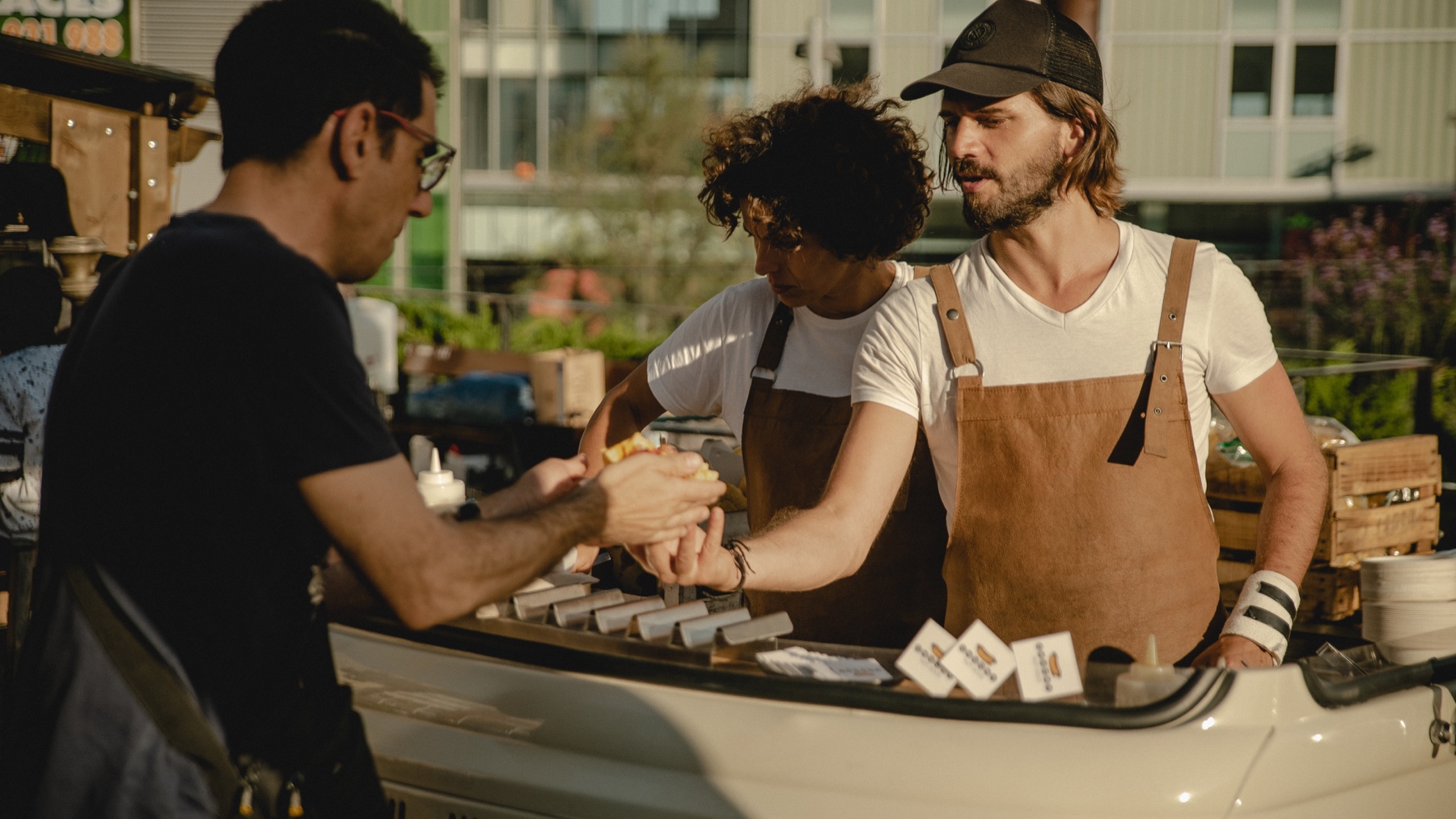 Equip d’operadors treballant en una zona gastronòmica